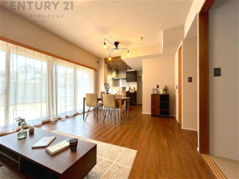 リビングダイニングは家族や友人とのコミュニケーションを楽しむ場所でくつろぎながら食事や会話を楽しめ、多目的に利用できリラックスできる空間です。家庭内の中心として機能し、快適な生活をサポートします。