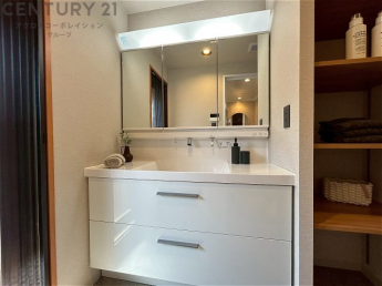 化粧品や洗顔料、歯ブラシなどの必需品をまとめて置ける収納スペースがあり、使用するたびに取り出す手間が省けます。また、水回りのため、濡れても大丈夫な素材が使用されており、お手入れが簡単です。