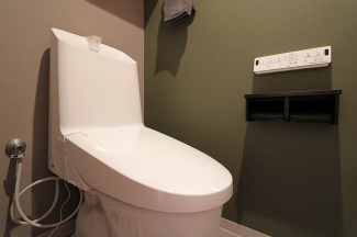 温水洗浄便座付トイレは温水洗浄機能により、暖かい水でおしりを洗浄することができ、冷たい水を使う従来の便座に比べ、温水洗浄機能で暖かいトイレを提供し、快適な使用を可能にします。