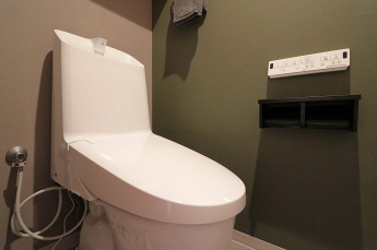 温水洗浄便座付トイレは温水洗浄機能により、暖かい水でおしりを洗浄することができ、冷たい水を使う従来の便座に比べ、温水洗浄機能で暖かいトイレを提供し、快適な使用を可能にします。