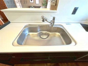 大きなシンクでお鍋などの大きな調理器具を洗う際にも便利です。
