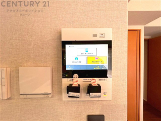 訪問者が来たときにテレビ画面で確認できるため、安心してドアを開けられます。録画機能があるものもあり、留守中に来訪者を記録しておくことができます。利便性が高く、セキュリティ面でも安心です。