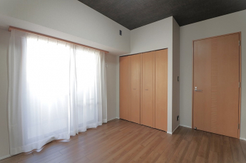 子供部屋…創造性や成長を促す遊びの空間を提供。学習や趣味に集中できる環境を整えます。個別のプライベートスペースは自己表現と自立心を育み、心地よい睡眠環境を整えリラックスできる場所を提供。