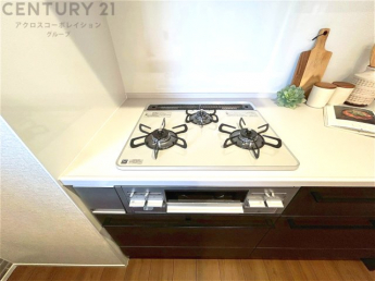 多数の調理器具を同時に使用でき、料理の効率化が可能。省エネで節約になり、様々な料理スタイルに適応できます。また、火力調整が独立しており、手入れや掃除もしやすく、今よりもっとお料理が楽しくなるかも。