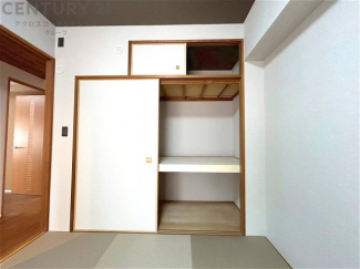 押入れは季節の衣類、寝具などを収納できます。伝統的な美しさと実用性が融合し、収納物を保護する調湿・換気効果があります。使い方によっては書類や小物なども効果的に整理でき空間を有効活用できます。