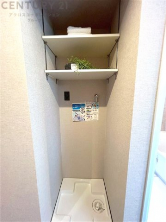 洗濯物の仕分け作業がしやすく、整理整頓が容易になります。洗濯音や湿気を他の部屋に持ち込まず、生活環境を快適に保ちます。上部を活用すれば収納スペースを確保でき洗剤や洗濯用品の整理もしやすくなります。