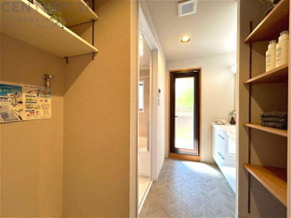 衣服の収納や脱ぎ着や整理整頓がしやすく、湿った衣類を乾燥させるスペースがありカビや臭いの発生を防ぎます。床の汚れを他の部屋に持ち込まず清潔を保つことができます。また快適な入浴環境の整備にも役立ちます。