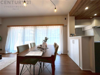 キッチン前のダイニングスペース　カウンターキッチンから料理の受け渡し等に便利です。ダイニングセットを置いても十分な広さを確保。