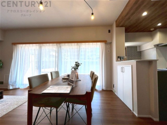 キッチン前のダイニングスペース　カウンターキッチンから料理の受け渡し等に便利です。ダイニングセットを置いても十分な広さを確保。