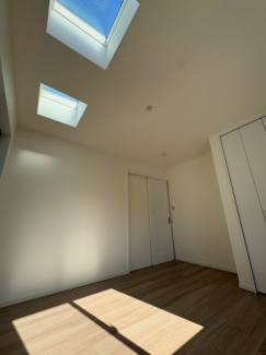 天窓があり開放感があります。