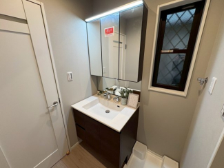 独立洗面台、小物を置くことができて便利です