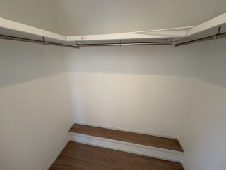 ウォークインクローゼットで収納豊富