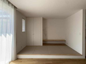 リビングには、小上がり和室があります。