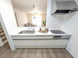 開放的なオープンカウンターキッチン♪お料理、洗い物中もリビン