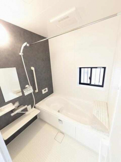 足を伸ばしてもゆったりできるバスルームです♪浴槽内に半身浴用