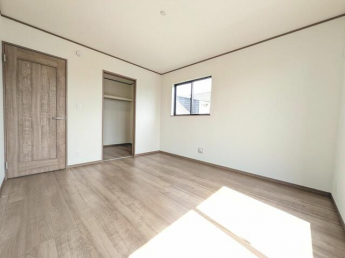 ２階洋室、クローゼットが各部屋にあり、衣類や段ボールなど、様