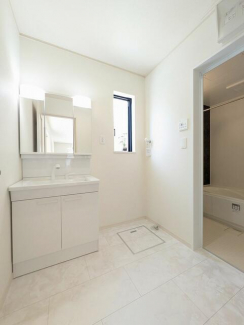 くもり止めコートを施した電気を使わないエコ仕様の鏡。三面鏡で