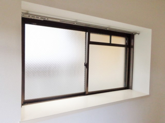 出窓があるので部屋が明るく風通しもいいです☆