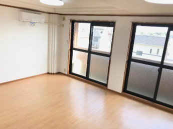 ２つの掃き出し窓で明るいリビング