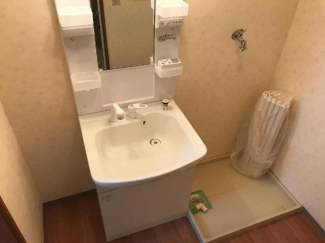 カゴも置きやすい洗面所