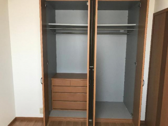 上棚・引き出し付きの大きなクローゼット