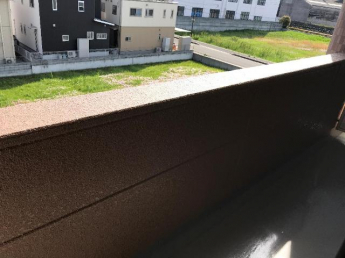 南向きで洗濯物も乾きやすいベランダ