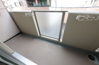 外からの目が気にならないバルコニーで洗濯物が干せます