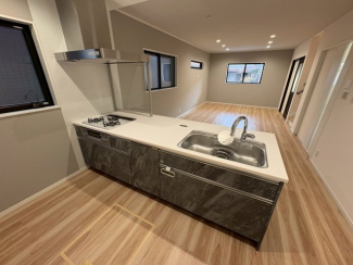 食洗器付きのキッチンです。
わずらわしい皿洗いの手間を減らすことが可能です。