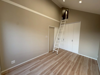 上部にロフトがついているので収納スペース豊富！
お子様の隠れ家にも...