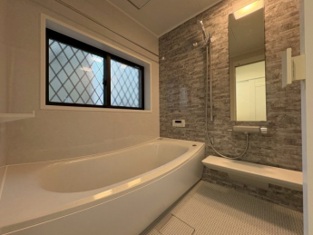 日々の疲れを癒す浴槽は足を延ばしてゆったり浸かれます！