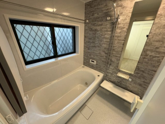 日々の疲れを癒す浴槽は足を延ばしてゆったり浸かれます！