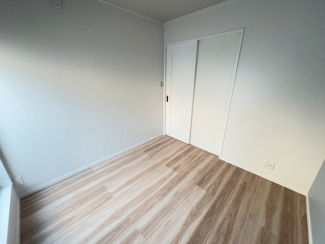 落ち着いた色調の洋室です