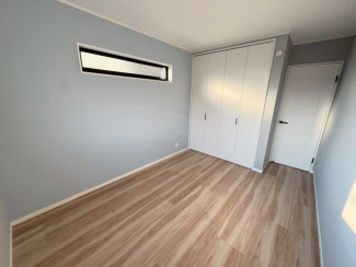 落ち着いた色調の洋室です