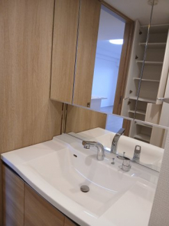 独立洗面台あり、毎朝おしゃれに忙しい女性の方におすすめです