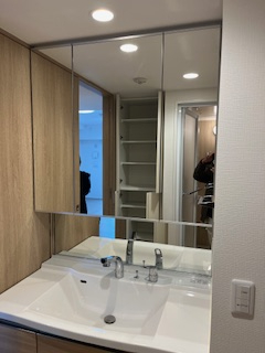 朝の支度にも助かる、独立の洗髪洗面化粧台