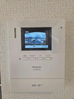 玄関先はカメラ付きインターホン