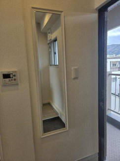 玄関先には姿見を設置。