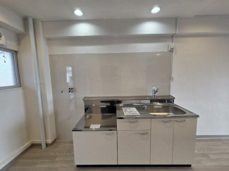 キッチンは左右どちらでも冷蔵庫を配置できるように、両サイドに