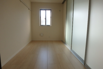 広くて明るい寝室