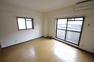 ゆったり過ごせる居間です