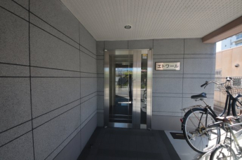 落ち着いたエントランスです