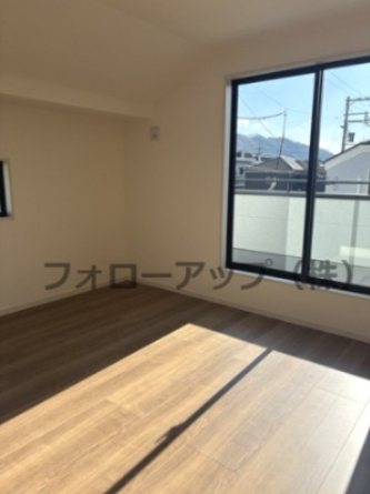 落ち着いた色調の洋室です