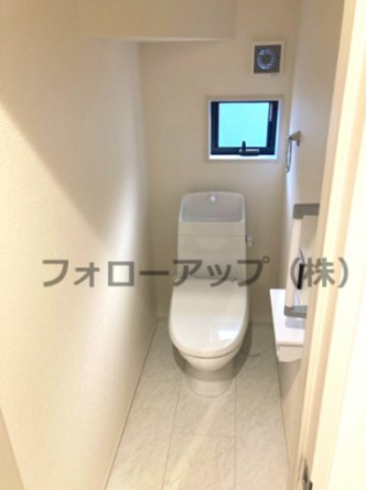 落ち着いた色調のトイレです