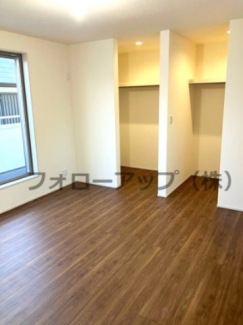 落ち着いた色調の洋室です