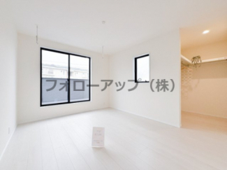 落ち着いた色調の洋室です