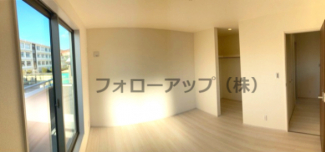 コンパクトで使いやすい洋室です