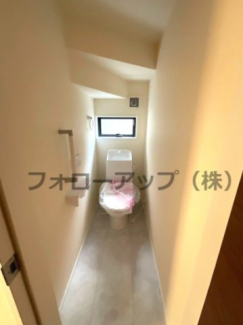 落ち着いた色調のトイレです