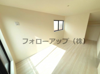 コンパクトで使いやすい洋室です