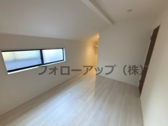 コンパクトで使いやすい洋室です