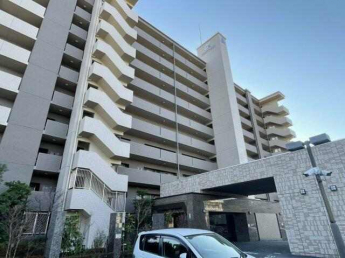 エントランス前には車寄せがあり、雨天時も濡れずに荷下ろし可能